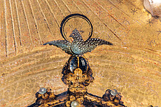 Köln, Dom, Marienkapelle, Altar der Stadtpatrone, Mitteltafel, Anbetung der Heiligen Drei Könige, Detail: Bergkristall auf der Bügelkrone der Maria
