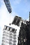 Köln, Dom, Westfassade Nordturm, Nordwest, Abbau des Hängegerüsts F 1 am 7.10.2021 durch die Gerüstbaukolonne der Dombauhütte mit Hilfe eines Hydraulikkrans der Firma Wasel